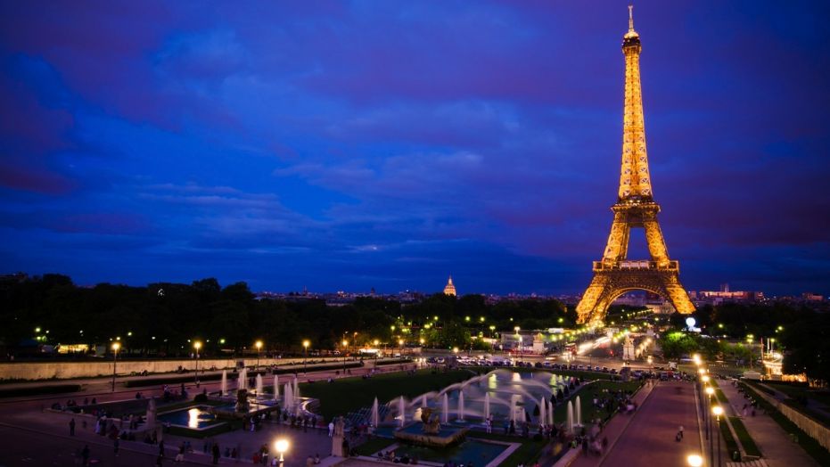 lights on the eiffel tower at night