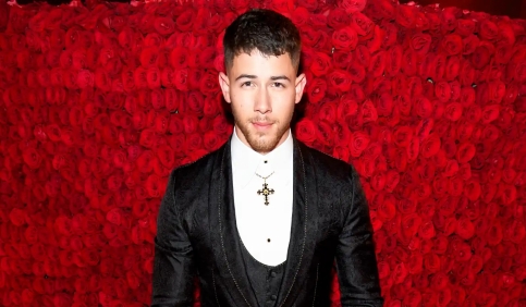nick jonas red carpet look